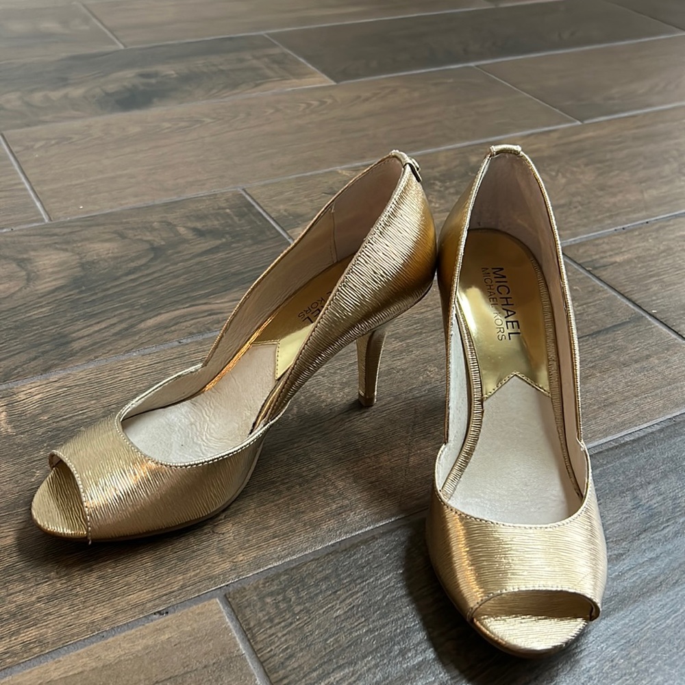 Michael Kors beautiful gold low heels size 6